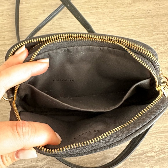 Coach Mini crossbody Bag black pebble leather. Adjustable strap, multiple pocket - Picture 6 of 15